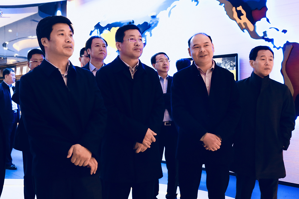 金育森副省長一行查看公司展開的國際合作介紹.jpg 金育森副省長一行查看公司展開的國際合作介紹.jpg